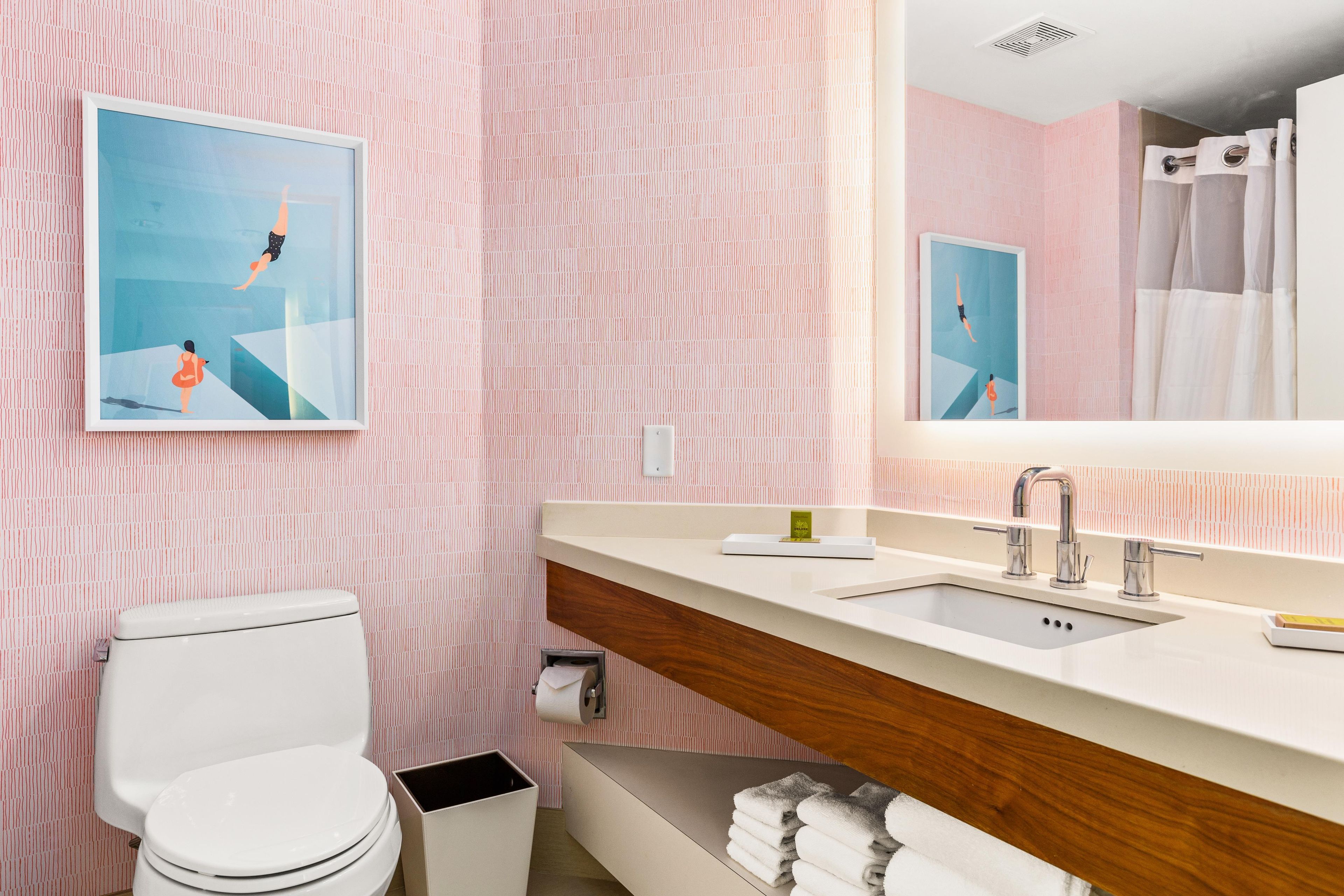 Ein Badezimmer mit Toilette, Waschbecken und Spiegel.