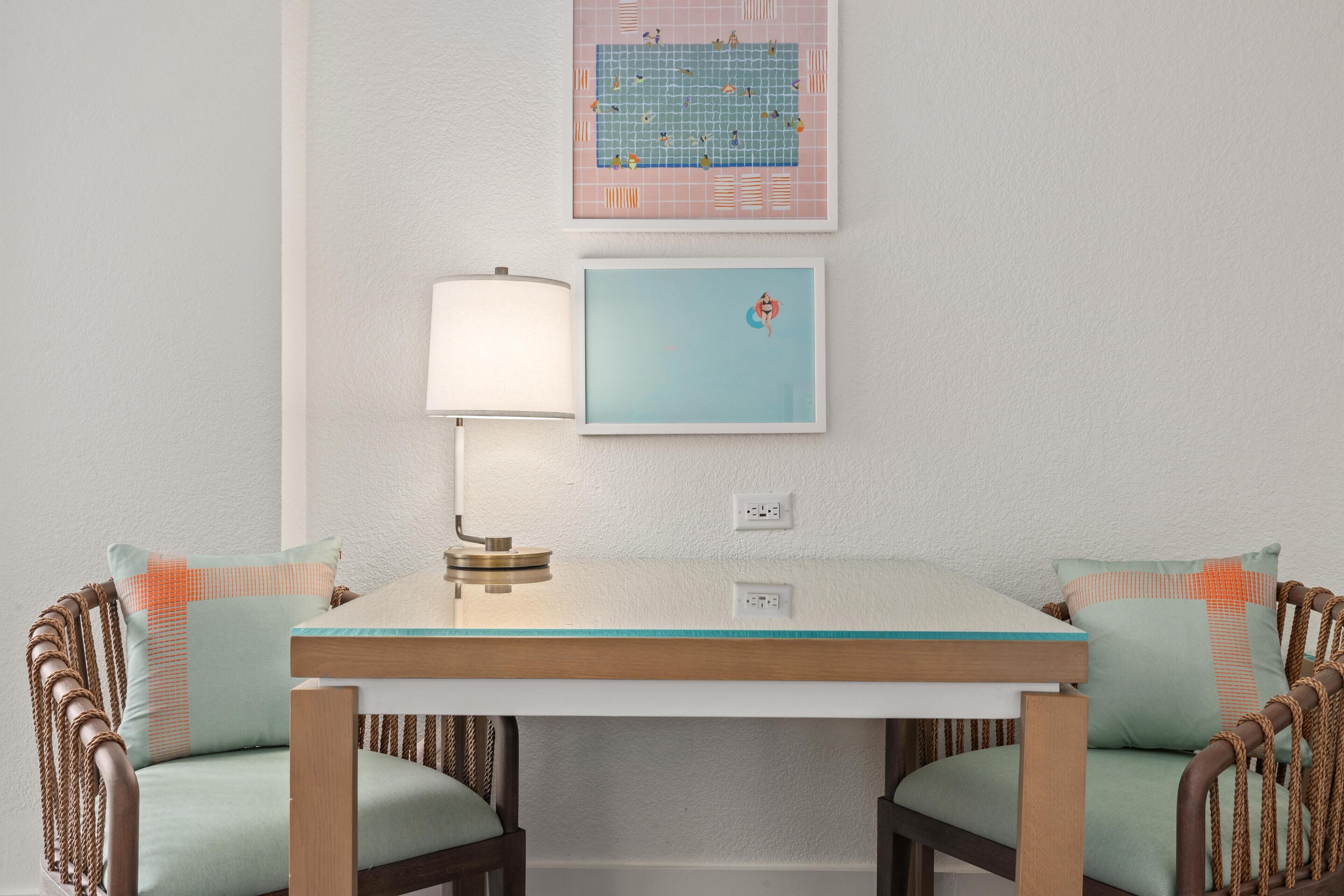 Quarto luxo, 2 camas Queen, acessível (Mobility & Hearing, Roll-in Shower) | Área de estar | TV 65 polegadas com canais a cabo