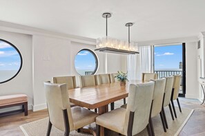 Presidential-Suite, 1 King-Bett | Wohnbereich | 65-Zoll-Fernseher mit Kabelempfang