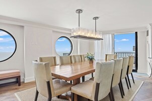 Suite presidencial, 1 cama de matrimonio grande | Zona de estar | Televisión de 65 pulgadas con canales por cable