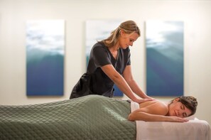 Salas para tratamentos a dois, sauna seca, banheira de hidromassagem