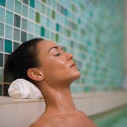 Salas de tratamiento para parejas, sauna y tina de hidromasaje