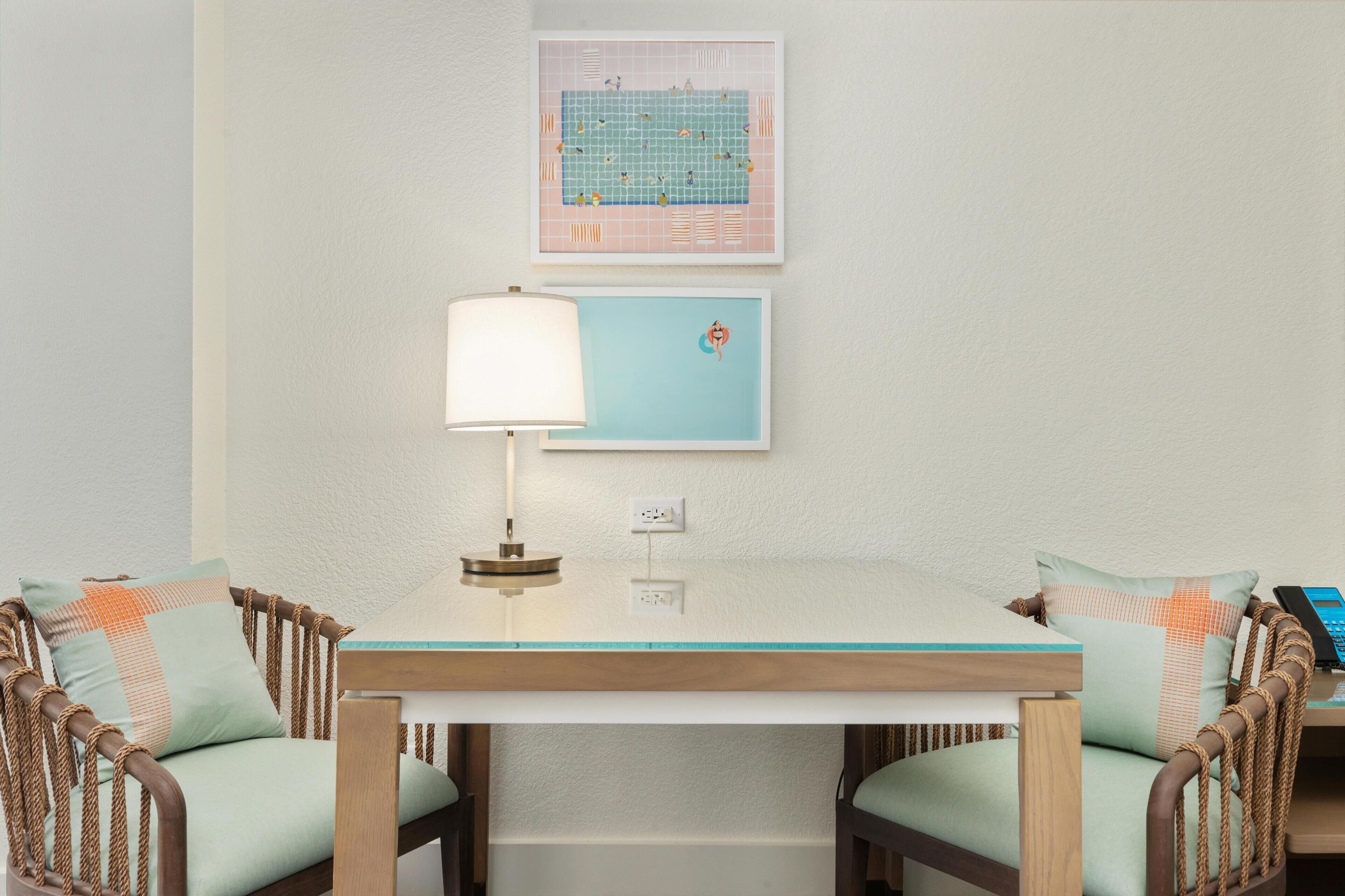 Quarto, várias camas | Área de estar | TV 65 polegadas com canais a cabo