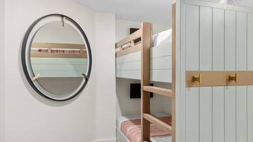 Suite, 1 Katil Raja (King), Lanai, Beachfront | Peralatan tempat tidur premium, tilam berlapik, peti besi dalam bilik
