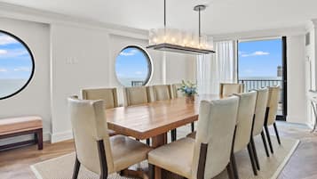 Suite Presidenziale, 1 letto king | Area soggiorno | TV 65 pollici con canali via cavo