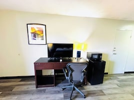 免费 WiFi、闹钟