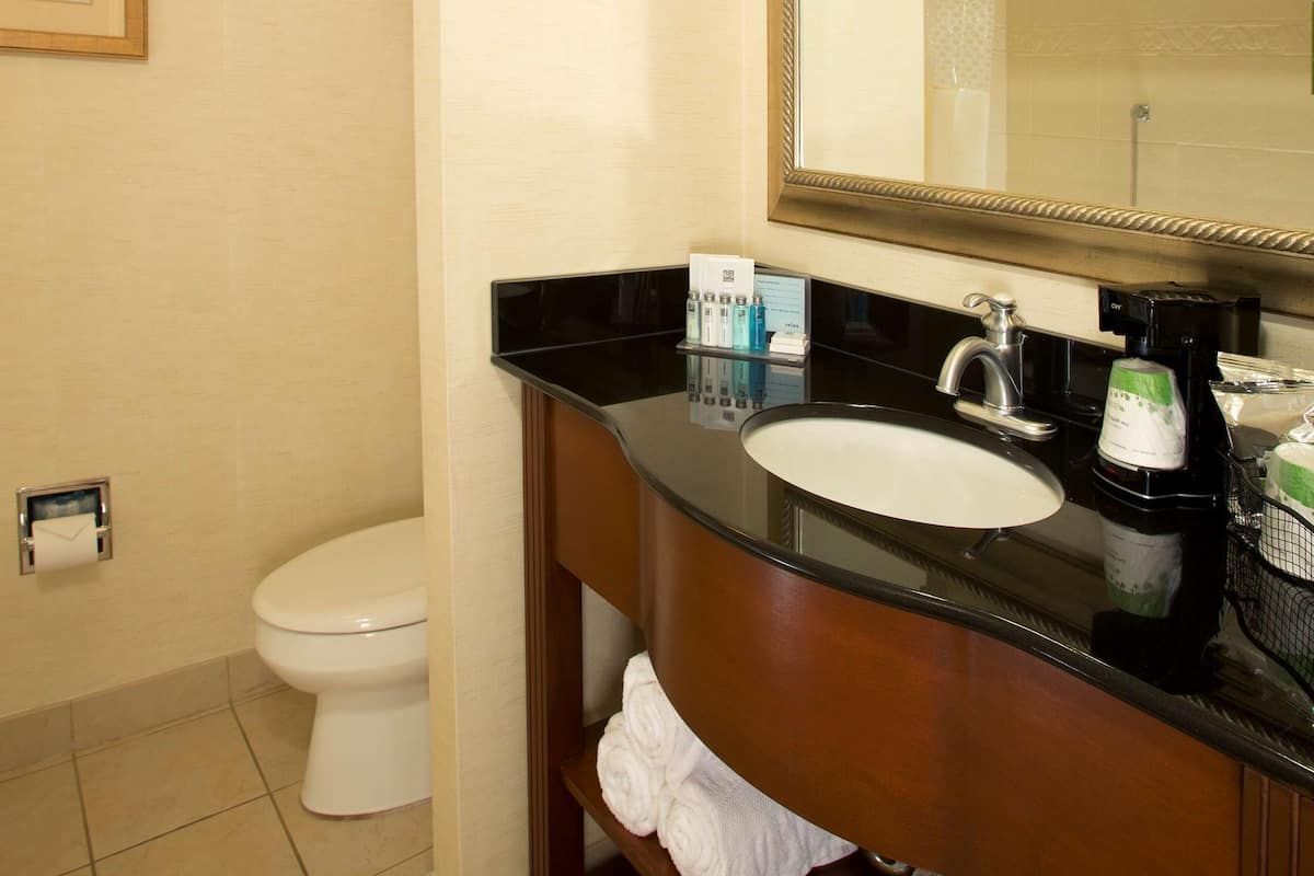 Room, 2 Katil Kelamin (Double), Non Smoking | Peralatan tempat tidur premium, peti besi dalam bilik, meja