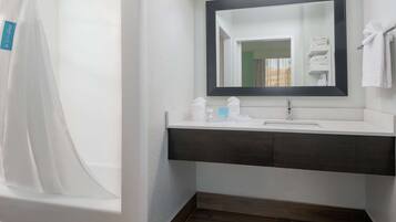 Suíte, 1 quarto, para não fumantes | Banheiro | Chuveiro, ducha de hidromassagem, produtos de toalete biodegradáveis