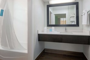 Suite, 1 Schlafzimmer, Nichtraucher | Badezimmer | Dusche, Hydromassagedusche, umweltfreundliche Kosmetikartikel