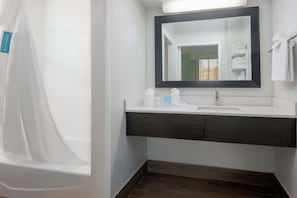 Suite, 1 Schlafzimmer, Nichtraucher | Badezimmer | Dusche, Hydromassagedusche, umweltfreundliche Kosmetikartikel