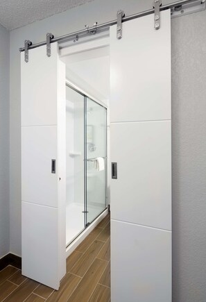 Deluxe-Zimmer, 1 King-Bett und Schlafsofa, Nichtraucher | Badezimmer | Dusche, Hydromassagedusche, umweltfreundliche Kosmetikartikel