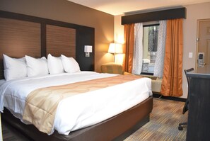 Standard Room, 1 King Bed, Non Smoking | Desk, blackout drapes, iron/ironing board, free WiFi - Quality Inn VIlla Rica (Villa Rica)