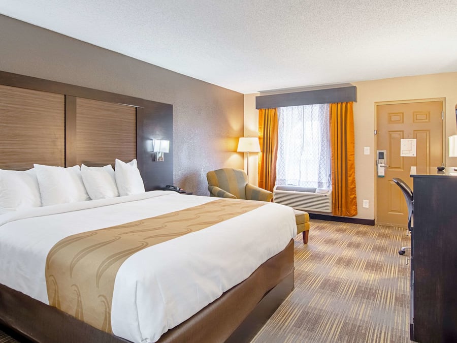 Standaard kamer, 1 kingsize bed, niet-roken | Een bureau, verduisterende gordijnen, een strijkplank/strijkijzer