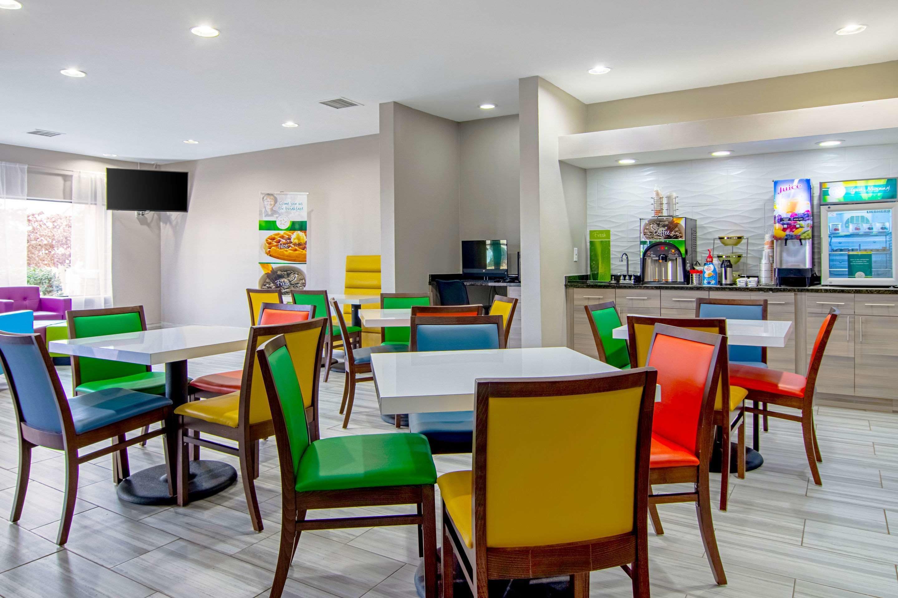 含每日吃到飽早餐