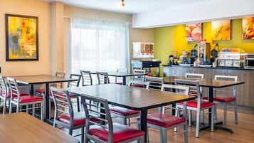 Petit déjeuner en libre-service compris tous les jours