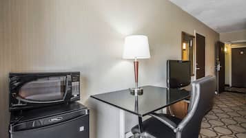 Ropa de cama de alta calidad, camas con pillow-top y escritorio