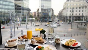 Tägliches Frühstücksbuffet (6500 HUF pro Person)