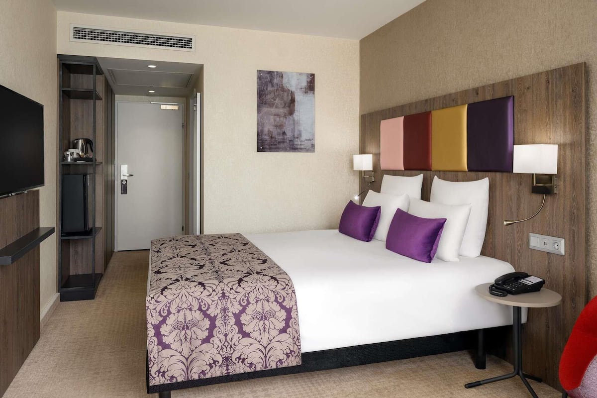 Roupas de cama premium, frigobar, cofres nos quartos, escrivaninha