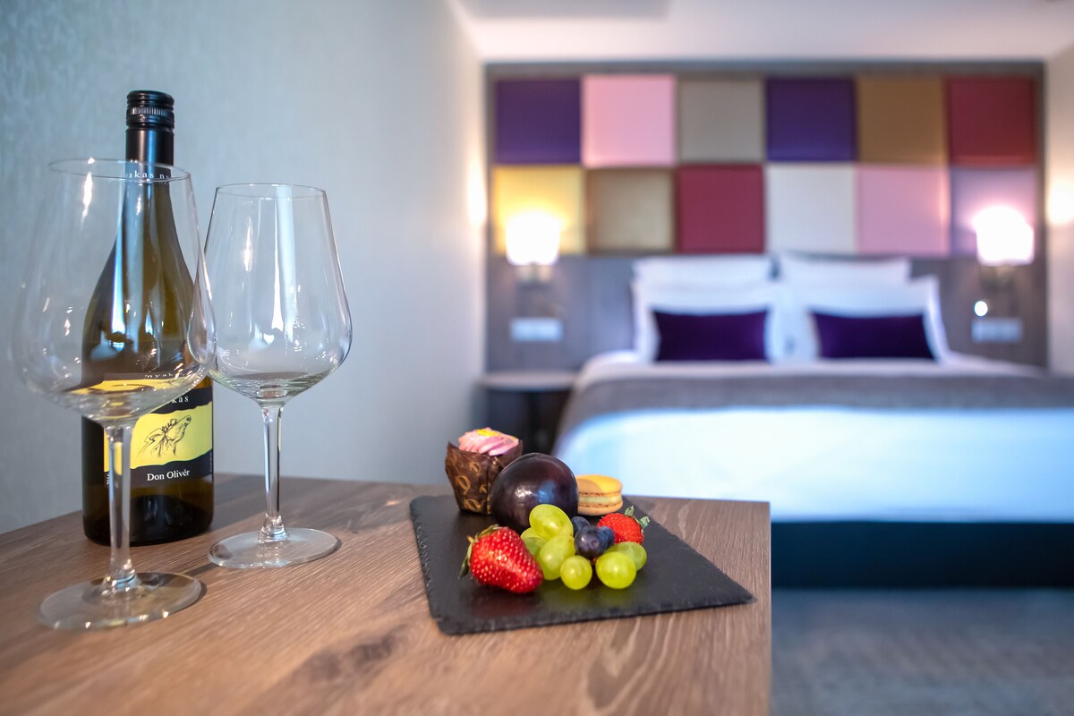 Sengetøy av topp kvalitet, minibar, safe på rommet og skrivebord