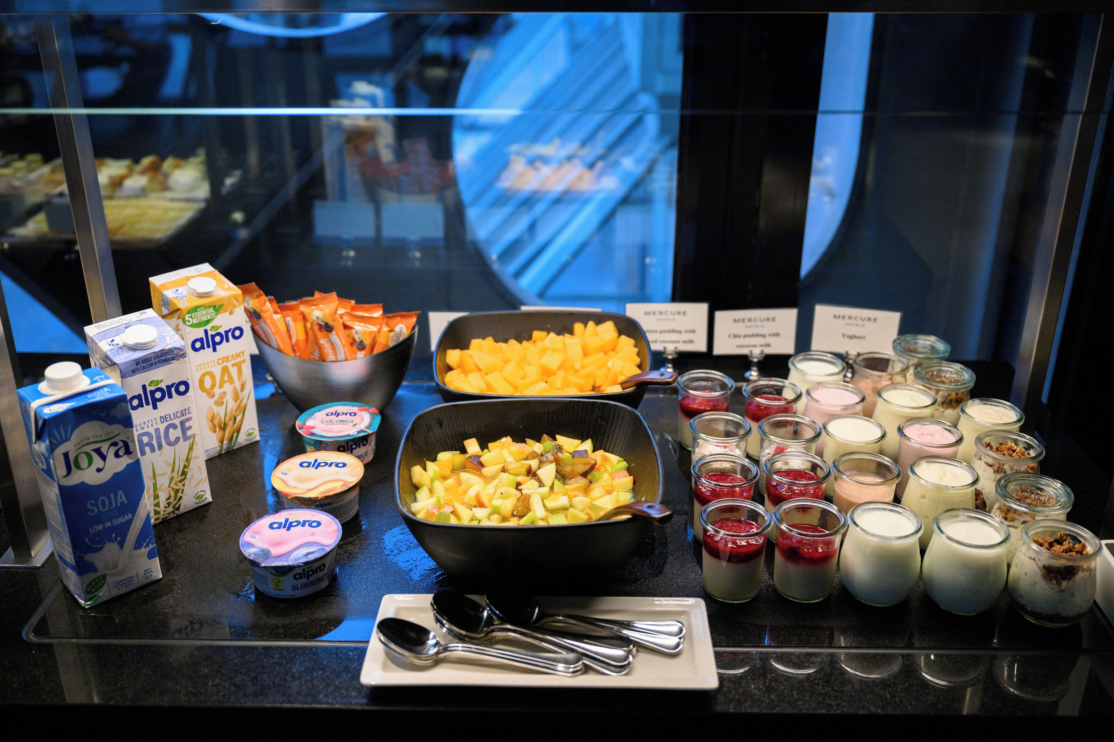 Un buffet de petit-déjeuner proposant une variété d'aliments et de boissons.