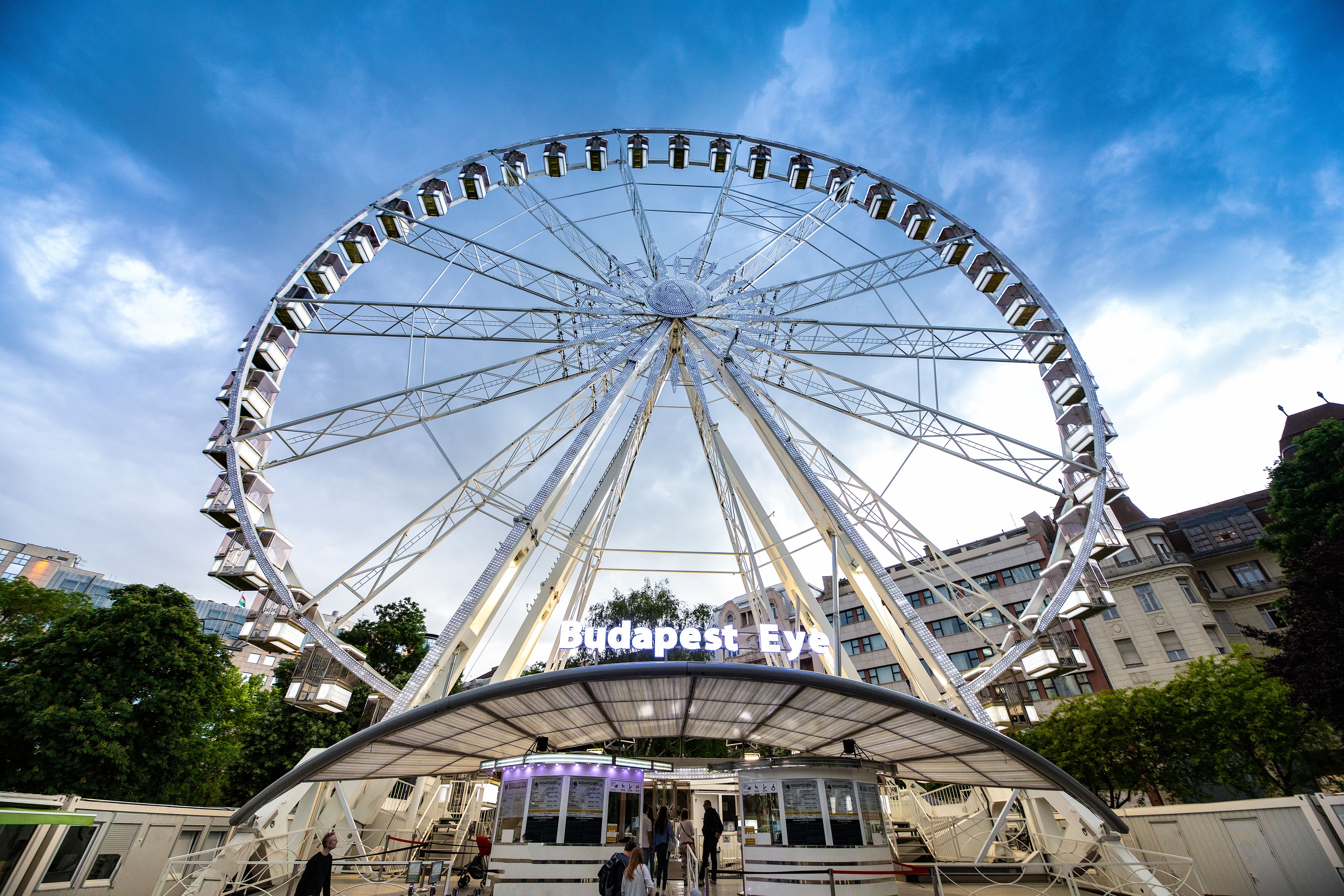 Een reuzenrad met de tekst 'Budapest Eye' aan de voet.