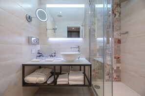 Miljøvenlige toiletartikler, hårtørrer, håndklæder
