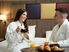 Bộ đồ giường cao cấp, minibar, két bảo mật tại phòng, bàn 