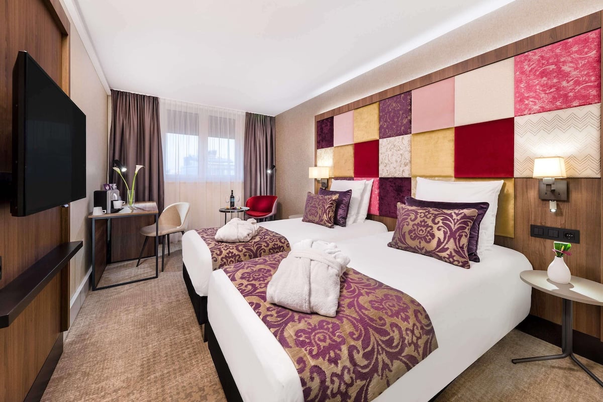 Ylelliset vuodevaatteet, minibaari, tallelokero huoneessa, työpöytä