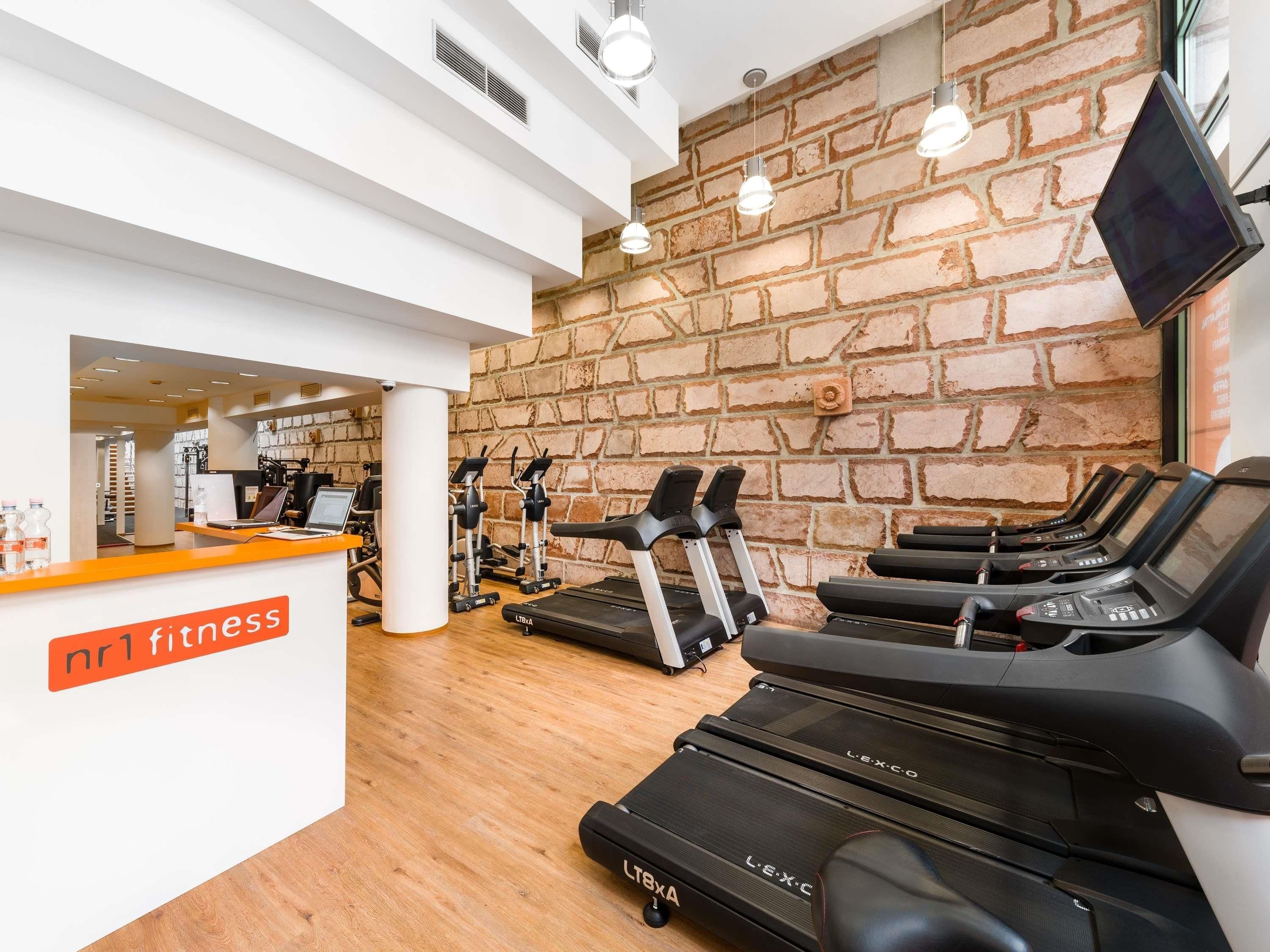 Una palestra con tapis roulant, ellittiche e una reception.