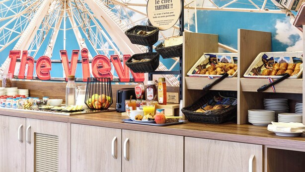 Un buffet de petit-déjeuner avec une grande roue en arrière-plan.