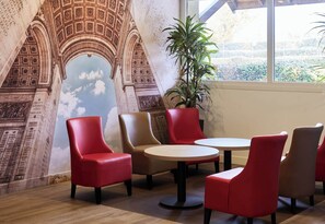 Lobby sitting area - B&B HOTEL Marne-la-Vallée Chelles (Chelles)