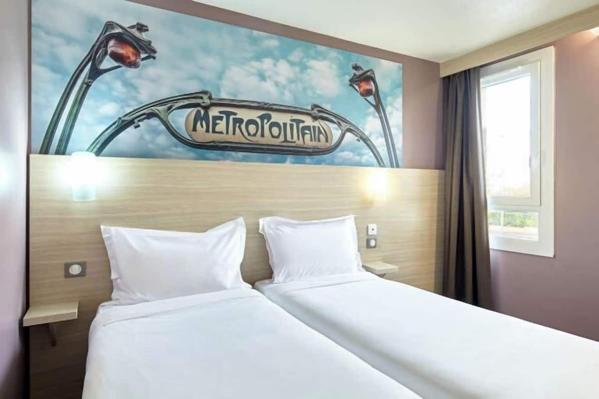 Desk, soundproofing, free cots/infant beds, free WiFi