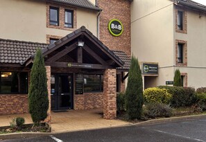 Property entrance - B&B HOTEL Marne-la-Vallée Chelles (Chelles)