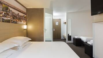 Quadruple Room, Non Smoking | Desk, soundproofing, free cots/infant beds, free WiFi