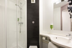Shower, hair dryer, towels - B&B HOTEL Marne-la-Vallée Chelles (Chelles)