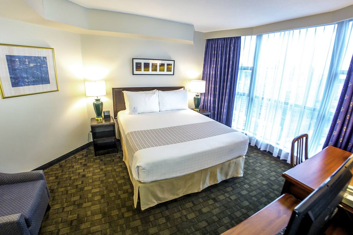 Suite Deluks, 1 Tempat Tidur Queen, sudut | 1 kamar tidur, seprai premium, meja kerja, dan tirai kedap cahaya