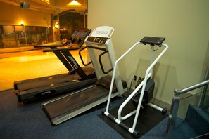 Gym - Rosedale On Robson Suite Hotel (Vancouver)