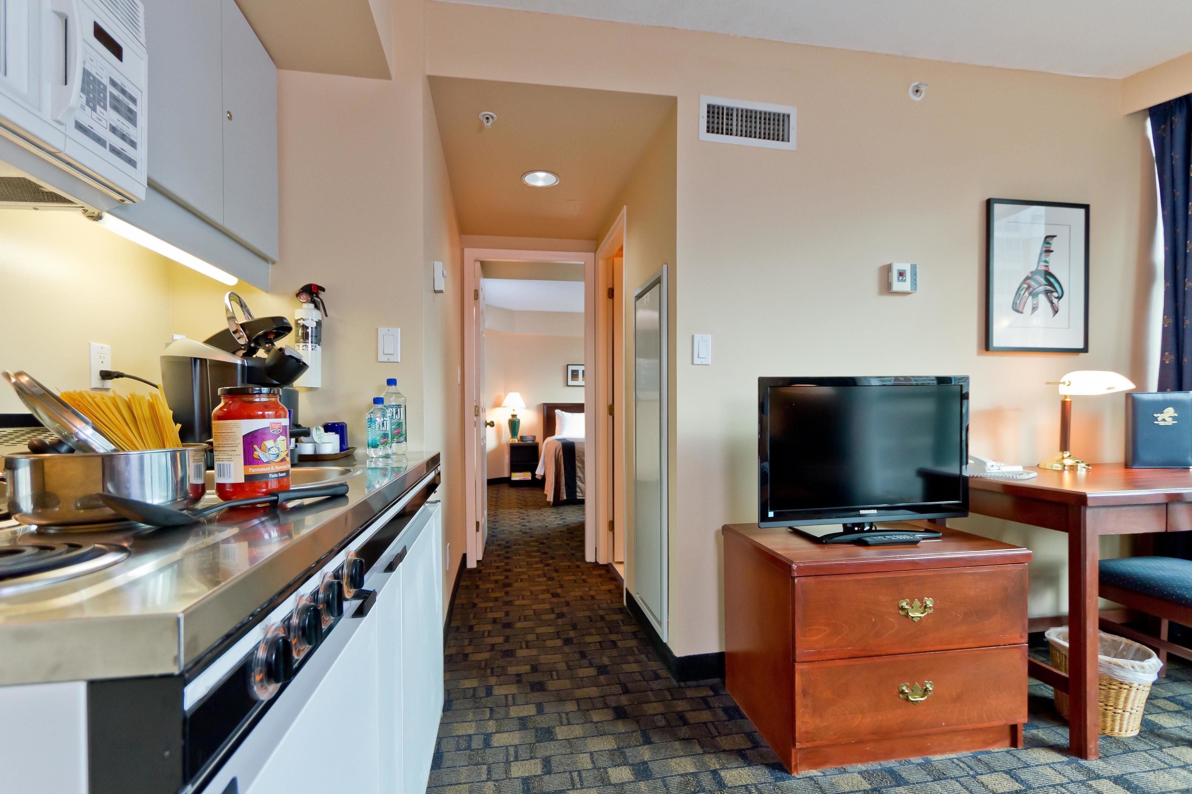 deluxe suite, 1 queen bed, corner | private kitchenette | fridge, microwave, oven, stovetop