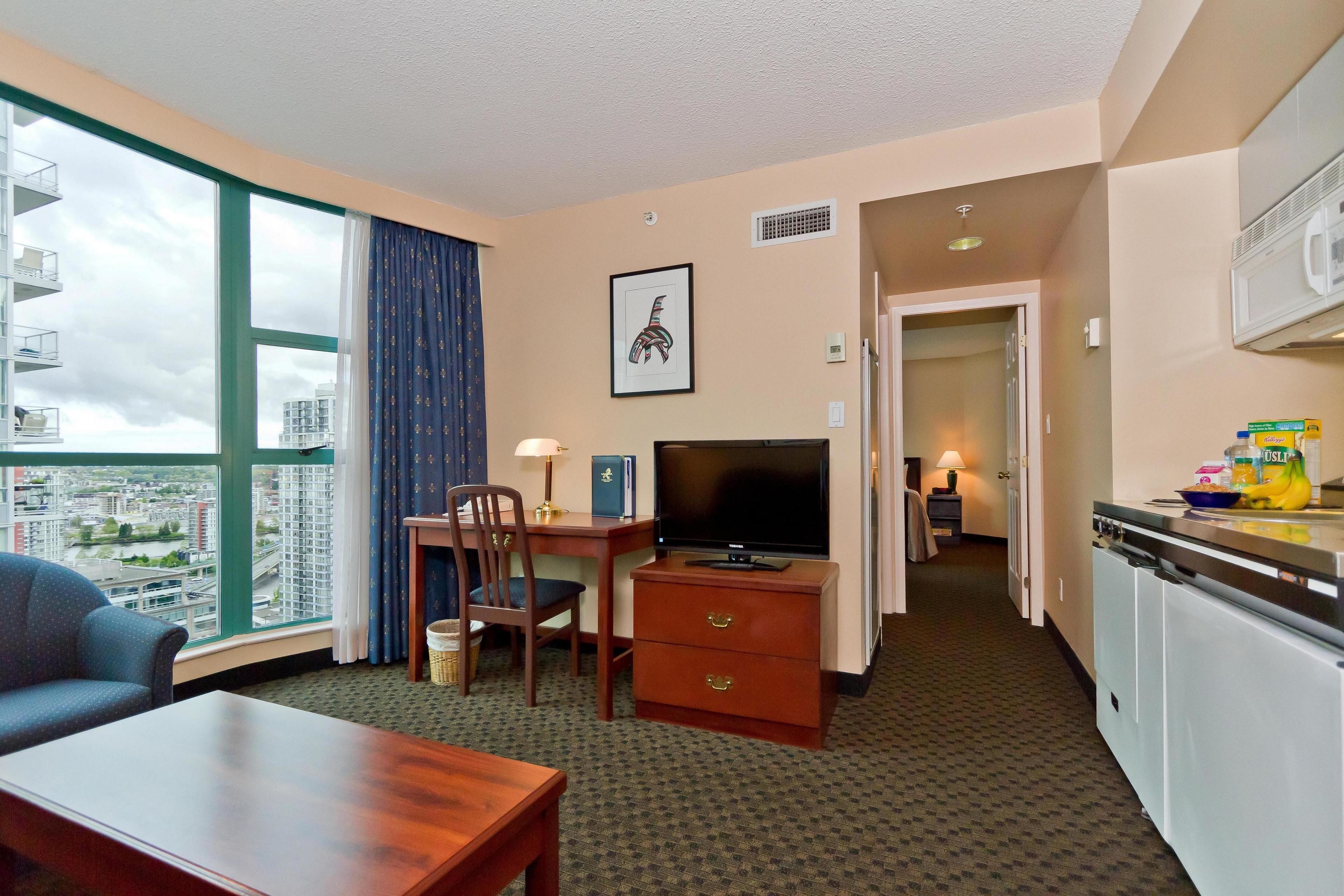 deluxe suite, 1 queen bed, corner | living room | 32-inch flat-screen tv with cable channels, tv
