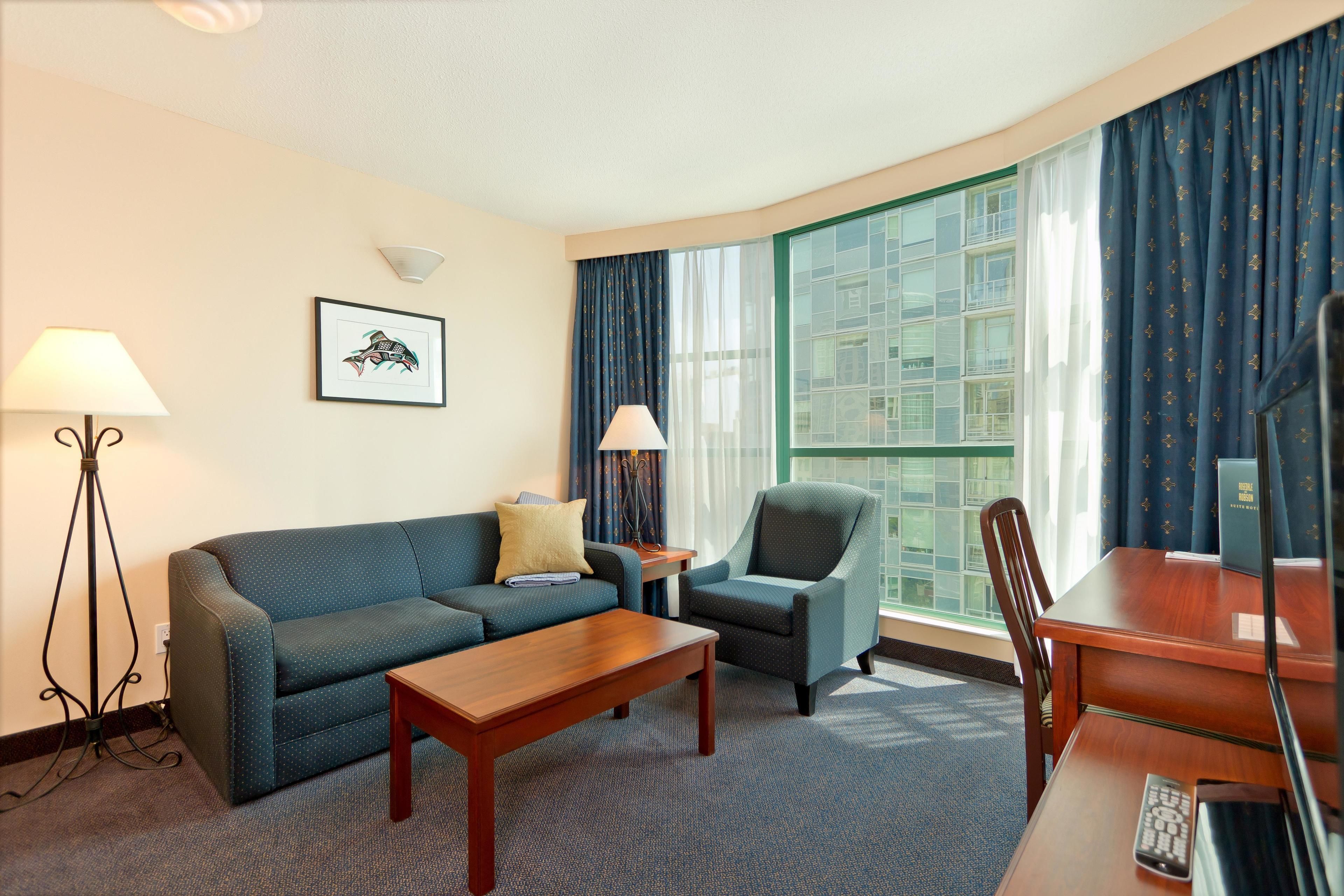deluxe suite, 1 queen bed, corner | living room | 32-inch flat-screen tv with cable channels, tv