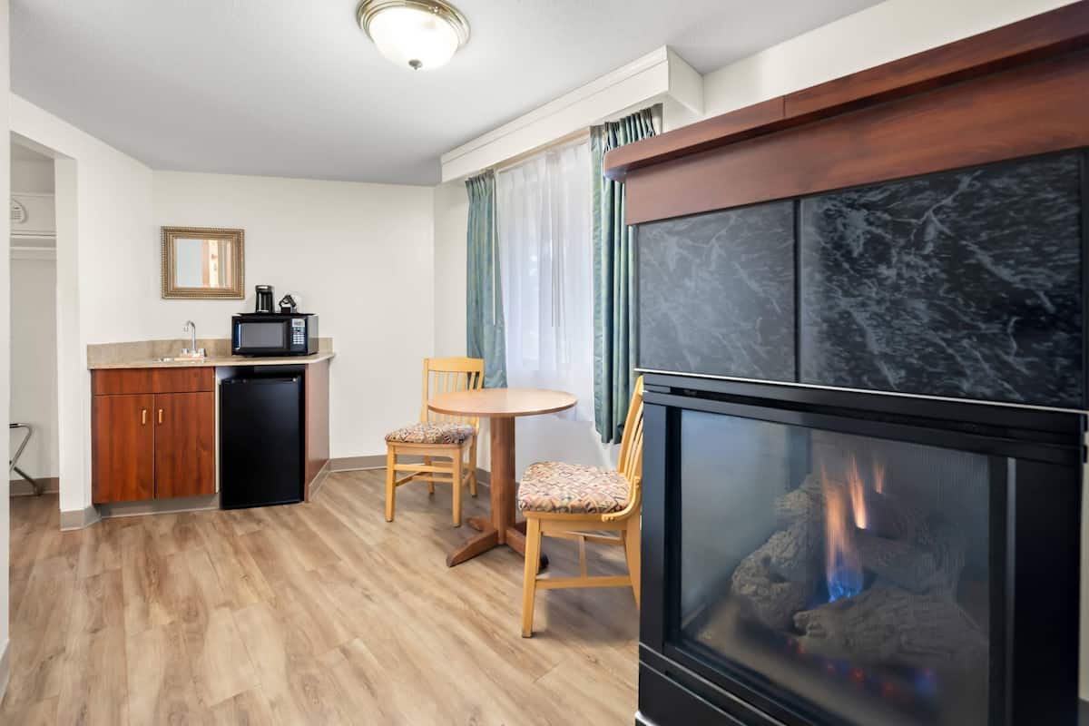 Suite, 1 King Bed with Sofa bed, Accessible, Non Smoking | In-room safe, individually decorated, individually furnished