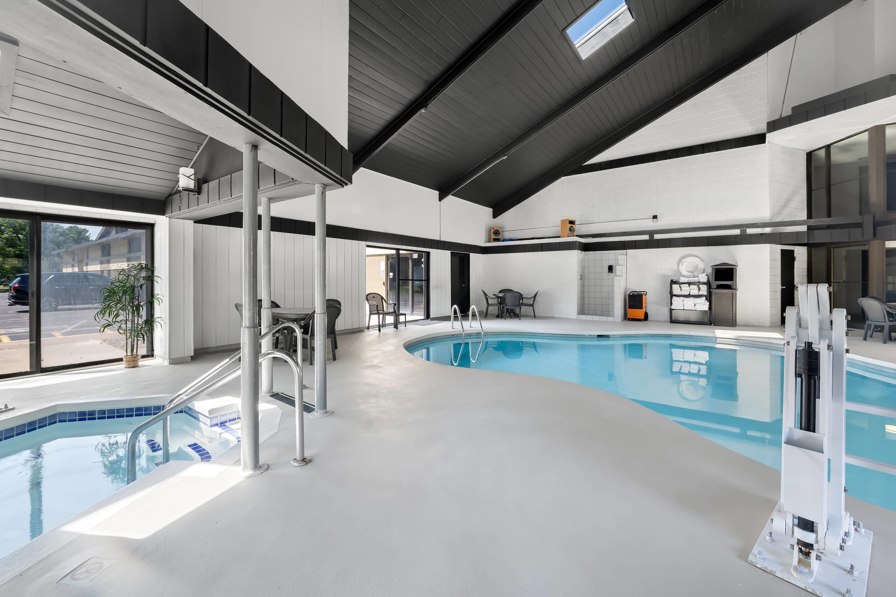 Piscine couverte, piscine extérieure, chaises longues