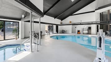 Piscine couverte, piscine extérieure, chaises longues