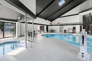 Piscina interna, piscina externa, espreguiçadeiras