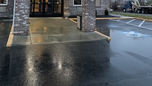 A Comfort Inn building with a brick facade, a large sign, and a parking lot. - Comfort Inn Kennewick Richland (Kennewick)