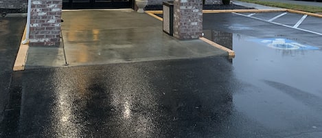 住宿正面 (夜晚)