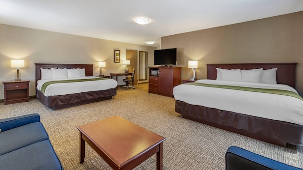 A hotel room with two beds, a TV, a desk, and a chair. - Comfort Inn Kennewick Richland (Kennewick)