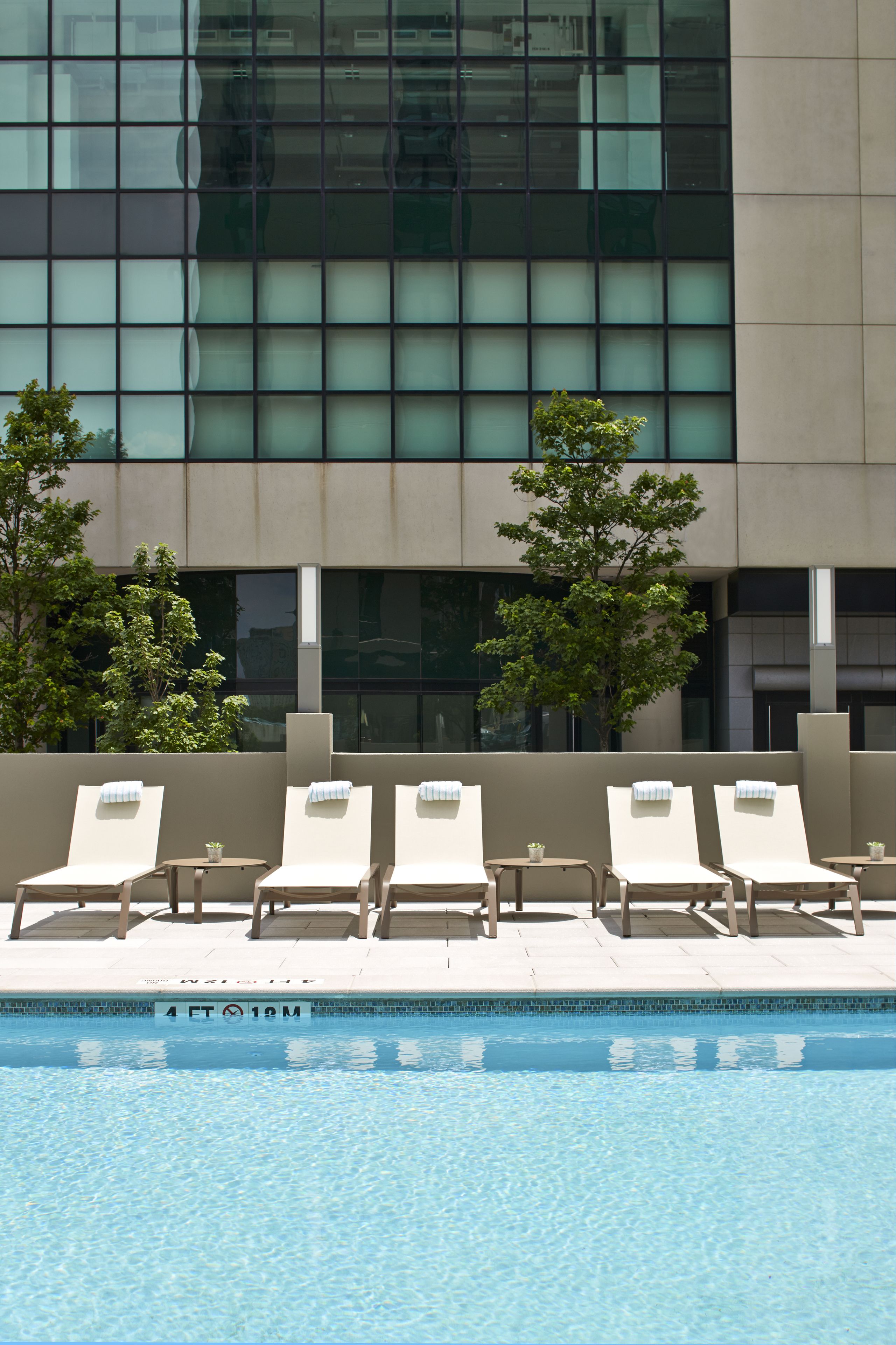 Una piscina al aire libre de temporada