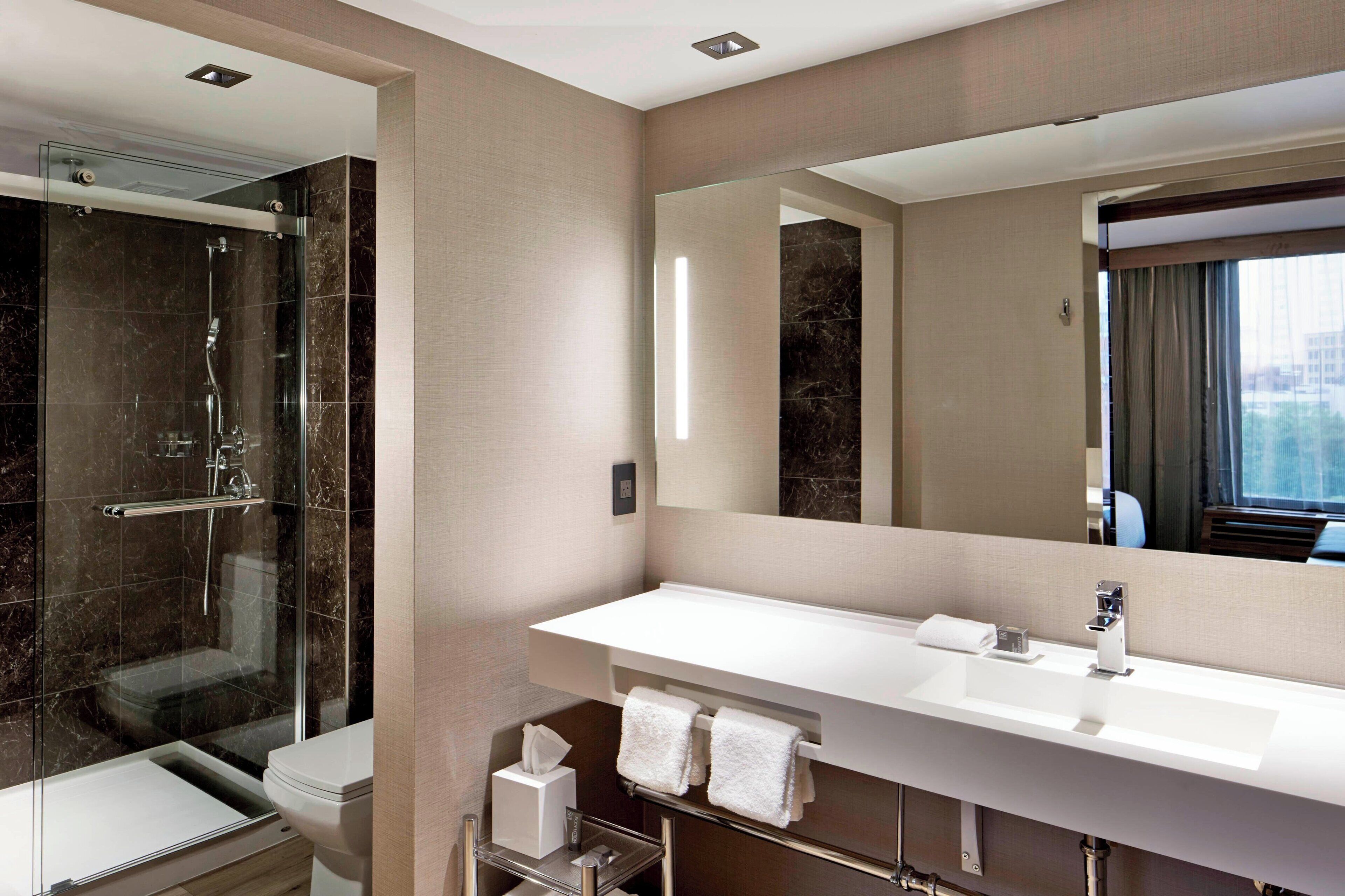 suite, 1 bedroom, non smoking | bathroom | free toiletries, hair dryer, towels