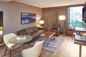 套房, 1 間臥室 | 客廳 | 32 吋智能電視連有線電視頻道、電視、Netflix